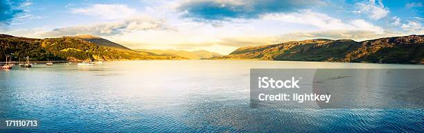 Foto de Harbourside Em Ullapool Escócia e mais fotos de stock de Ancorado - Ancorado, Areia, Baía