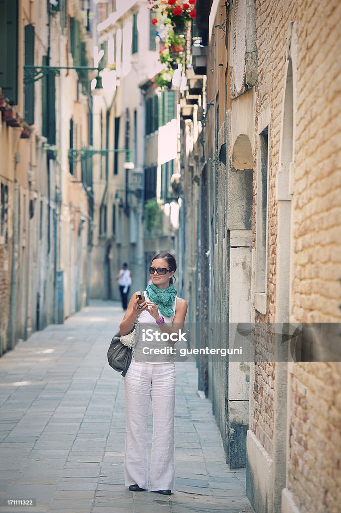 Feminina Turista com telefone inteligente na cidade histórica, Itália - Royalty-free Adulto Foto de stock