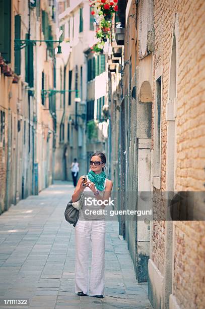 Feminina Turista Com Telefone Inteligente Na Cidade Histórica Itália - Fotografias de stock e mais imagens de Adulto