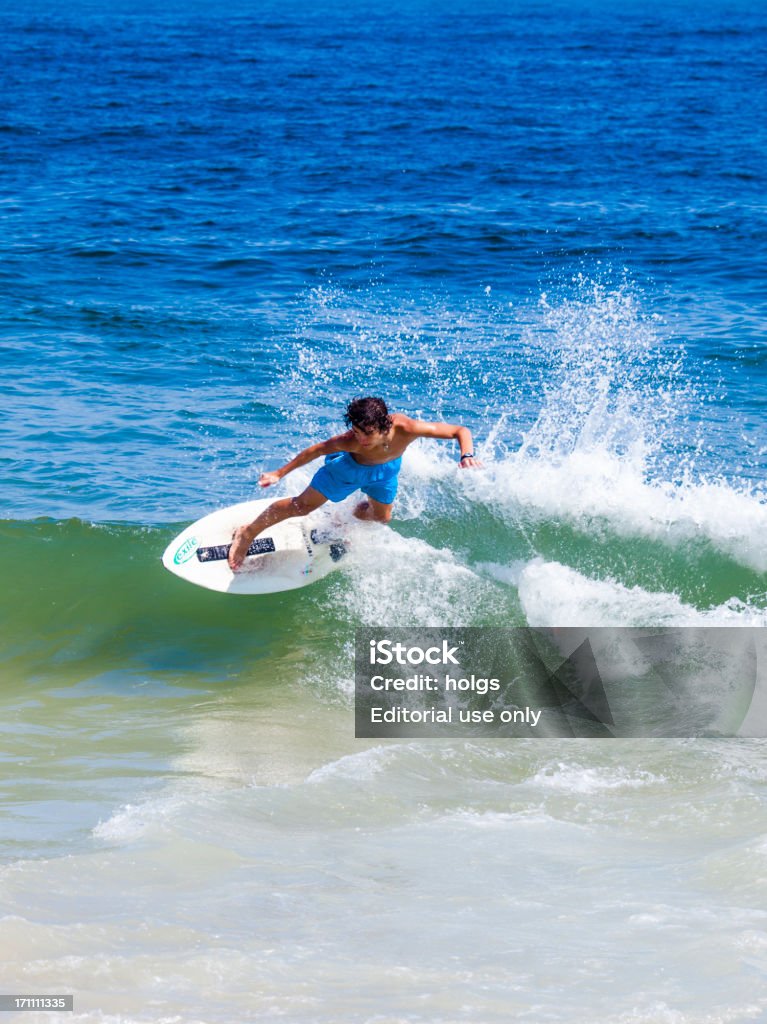 Homem captura uma onda na Praia de Ipanema no Rio de Janeiro, Brasil - Royalty-free Amizade Foto de stock