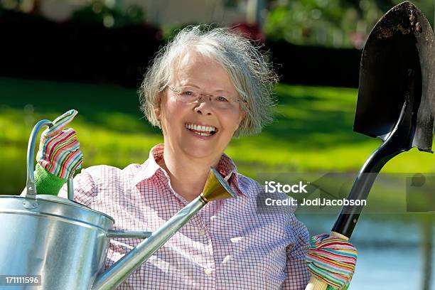 Jardinería Mujer Plantando Flores Real Foto de stock y más banco de imágenes de Bajo - Estatura humana - Bajo - Estatura humana, Cabello corto, 60-64 años