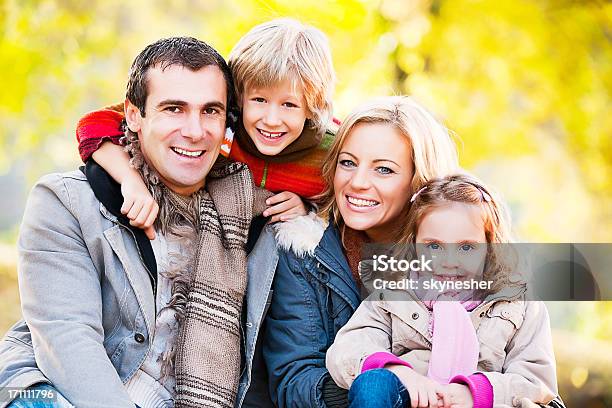 Alegre Amoroso Familia Sentada En El Parque Foto de stock y más banco de imágenes de 30-39 años - 30-39 años, Abrazar, Adulto