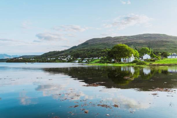 portree scotland village view - urban scene building exterior reflection house - fotografias e filmes do acervo