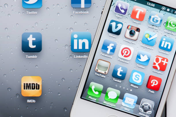 le applicazioni per i social media su schermo di iphone e ipad - youtube sign ipad editorial foto e immagini stock