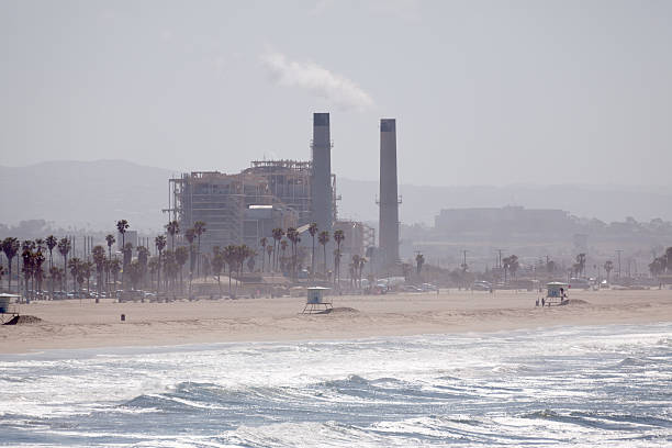 usine dans le sud de la californie - huntington beach california industry electricity photos et images de collection