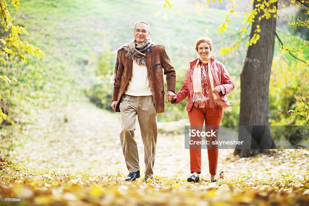 Lindo Casal caminhando no parque. - Foto de stock de 60 Anos royalty-free