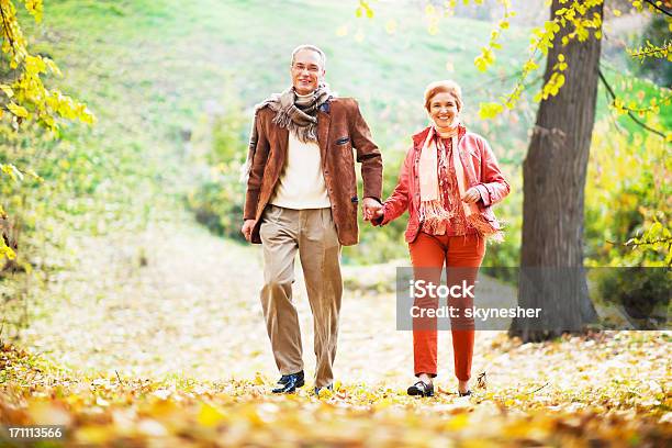 Foto de Lindo Casal Caminhando No Parque e mais fotos de stock de 60 Anos - 60 Anos, Adulto, Adulto maduro