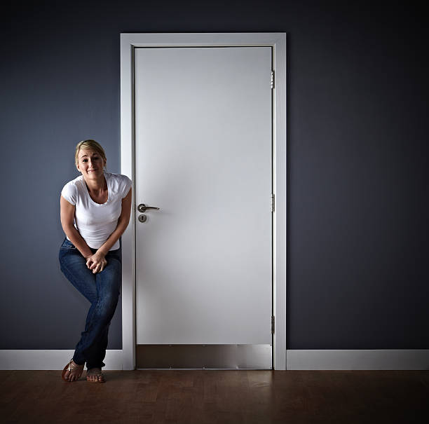 femme attend à l'extérieur des toilettes pour femmes - door attendant photos et images de collection