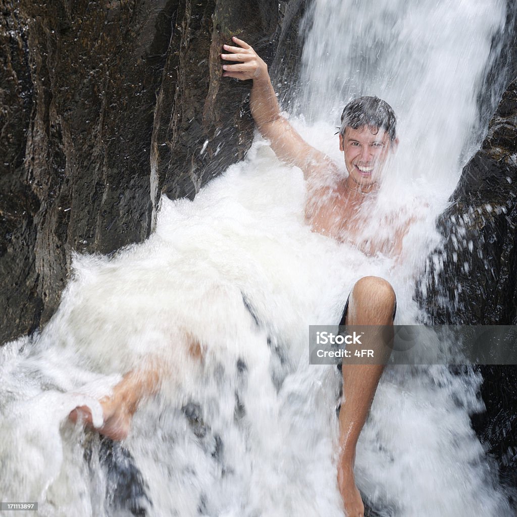 Gut aussehender Mann Baden in einem Bergbach Wasserfall (XXXL) - Lizenzfrei 20-24 Jahre Stock-Foto