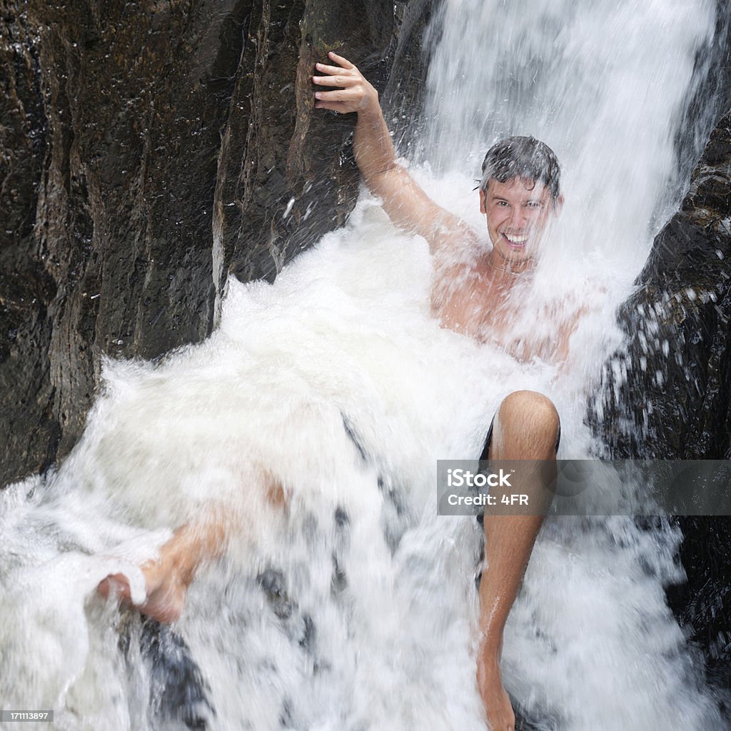 Atractivo guy bañándose en un río de montaña cascada (XXXL) - Foto de stock de 20-24 años libre de derechos