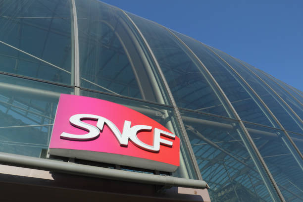 logotipo de la sncf en estrasburgo la estación central - bas rhin fotografías e imágenes de stock