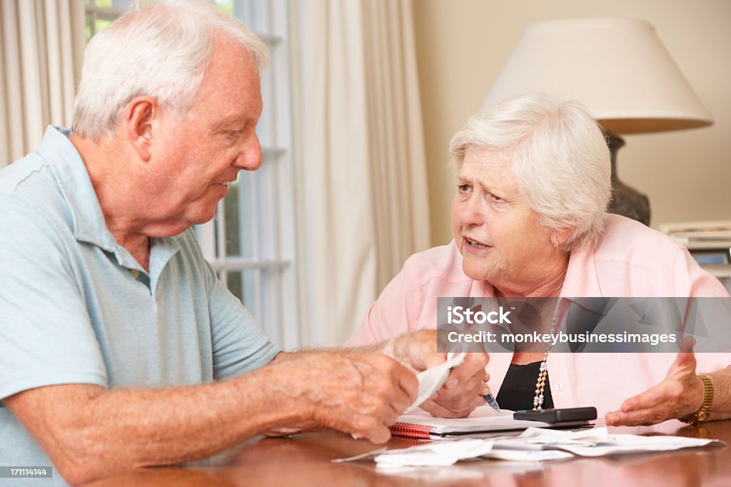 Sênior casal preocupado com a dívida atravessando as contas juntos - Foto de stock de Clínica de Repouso royalty-free