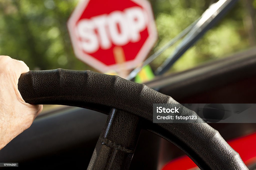 駆動車で構造的停止は、stop （止まれ）標識を横断します。 - 一時停止の標識のロイヤリティフリーストックフォト