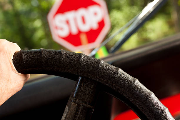 駆動車で構造的停止は、stop （止まれ）標識を横断します。 ストックフォト