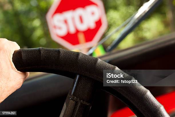 駆動車で構造的停止はstop 止まれ標識を横断します - 一時停止の標識のストックフォトや画像を多数ご用意 - 一時停止の標識, 自動車, 運転する