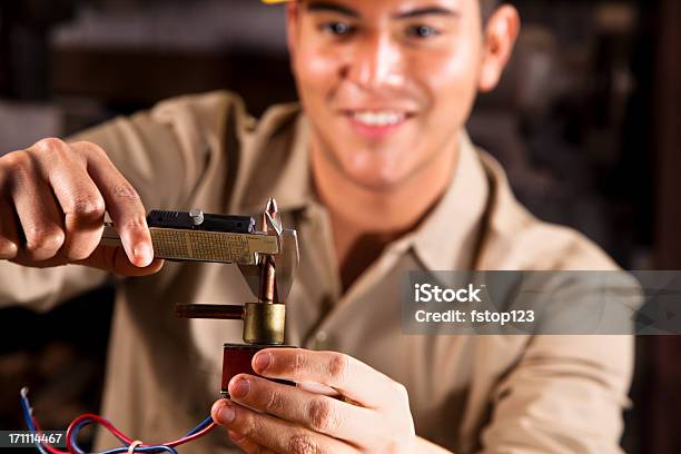 Workman Medir Com O Calibrador Em Oficina - Fotografias de stock e mais imagens de Válvula - Peça de Máquina - Válvula - Peça de Máquina, 20-24 Anos, 20-29 Anos