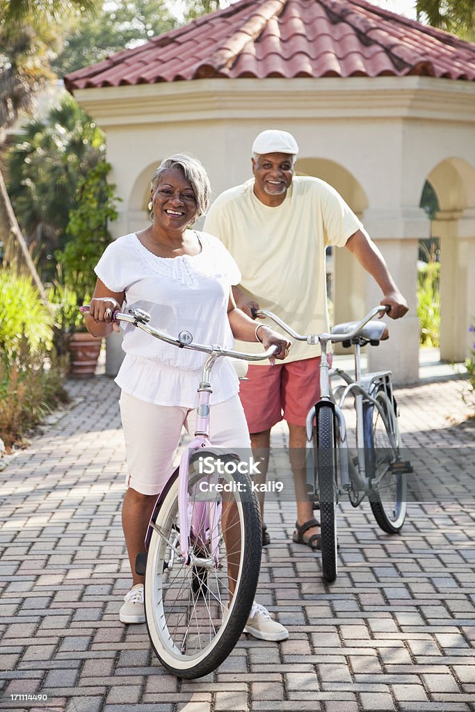 Senior pareja afroamericana ciclismo de bicicletas - Foto de stock de 50-59 años libre de derechos