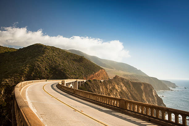 빅스비 구름다리, big sur, 캘리포니아, 미국 - pacific coast highway 뉴스 사진 이미지