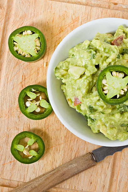 guacamole y jalapeños en rodajas - mashed portion small close up fotografías e imágenes de stock