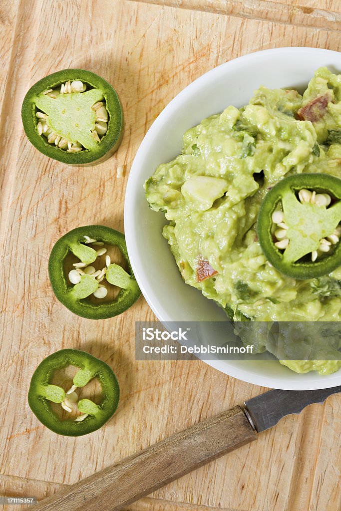 Guacamole i krojone papryczki Jalapeños - Zbiór zdjęć royalty-free (Guacamole)