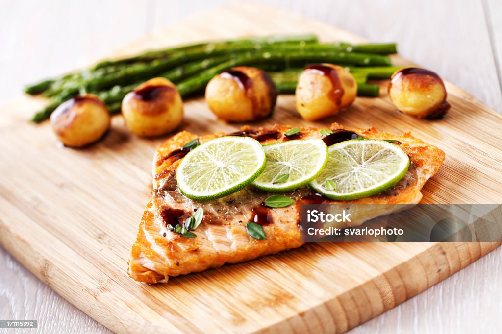Filete de salmón con verduras - Foto de stock de Espárrago libre de derechos