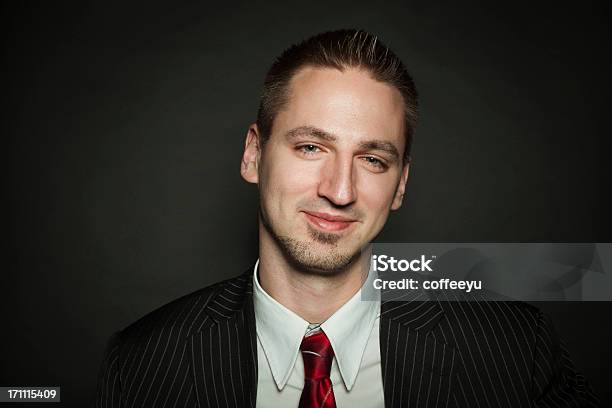 Empresário Bonito Retrato - Fotografias de stock e mais imagens de Adulto - Adulto, Autoconfiança, Bonito - pessoa