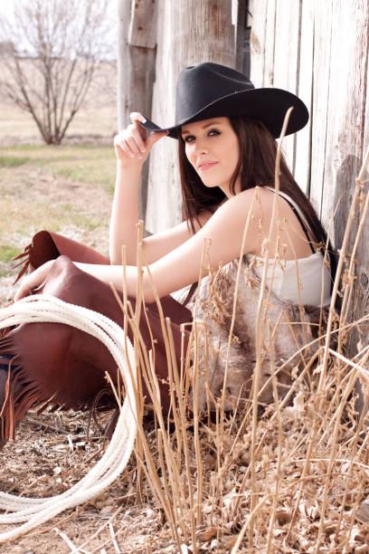 western cowgirl de estar, con madera rústica valla - idaho beautiful western usa usa fotografías e imágenes de stock