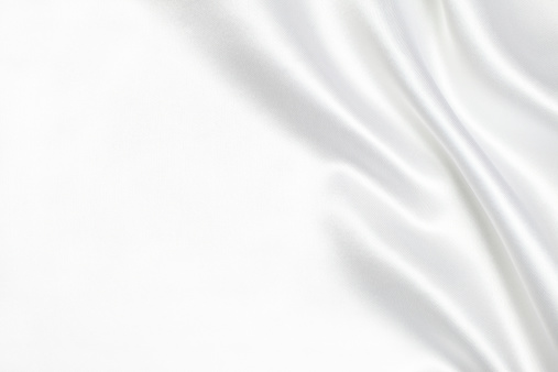 Nền vải lụa trắng: Nền vải lụa trắng là sự kết hợp hoàn hảo giữa sự tinh tế và sang trọng. Khi sử dụng trong không gian chụp hình, nó sẽ tạo ra một làn sóng thị giác bởi vẻ đẹp tự nhiên, sự bóng loáng nhẹ mang đến cho không gian một cảm giác êm dịu, thanh lịch.