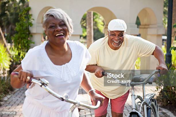 선임 중유럽식 칠레식 커플입니다 탑승형 자전거 2명에 대한 스톡 사진 및 기타 이미지 - 2명, 50-59세, 60-69세