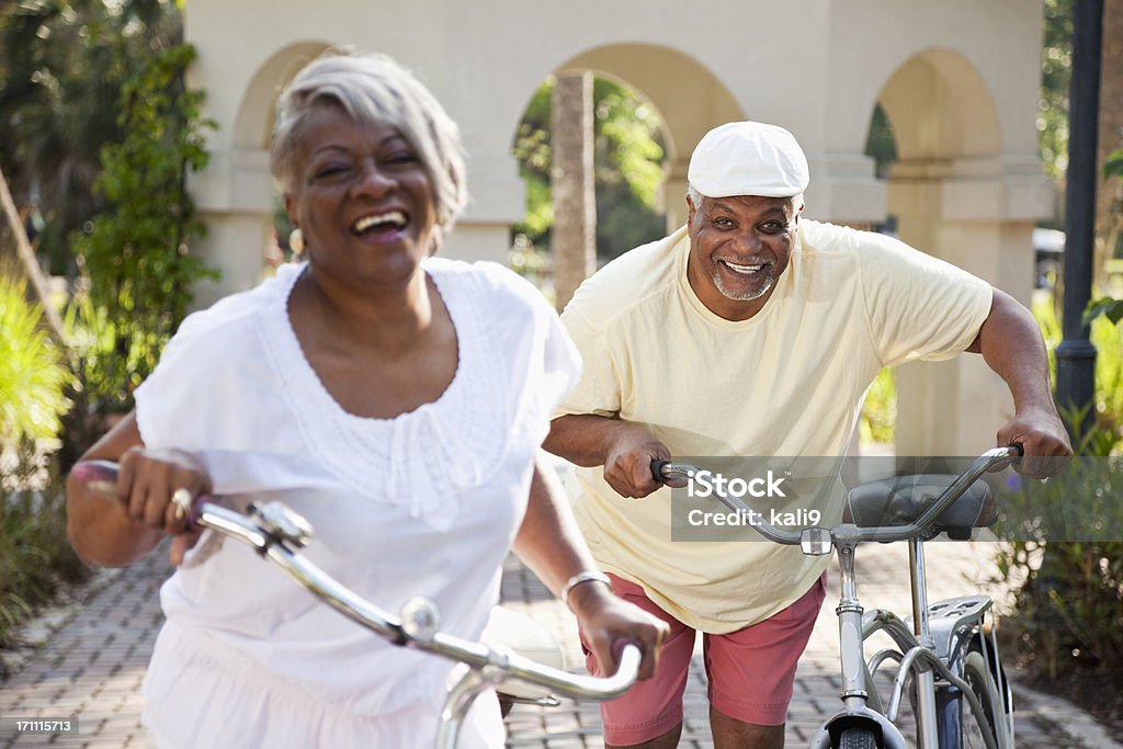 Sénior Casal Equitação bicicletas-americano - Royalty-free 50 Anos Foto de stock