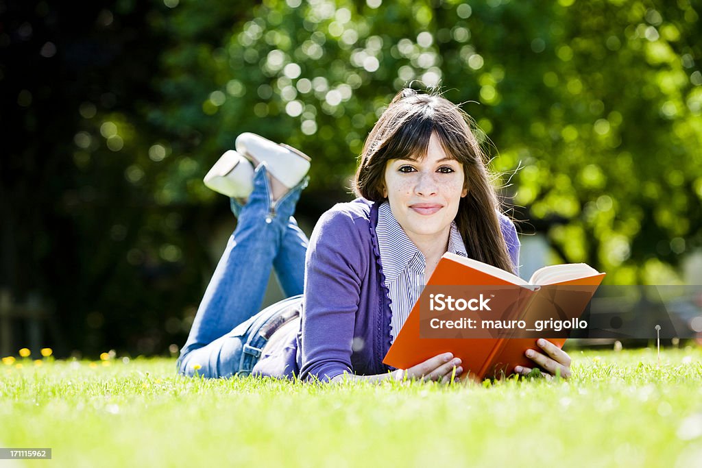 젊은 여자 책을 읽는 - 로열티 프리 고요한 장면 스톡 사진