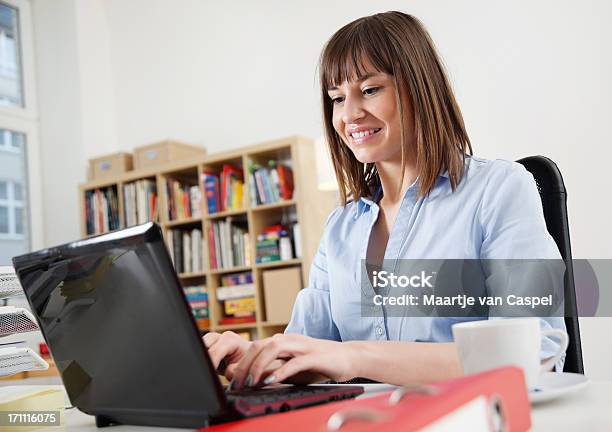 Foto de Jovem Mulher No Trabalho e mais fotos de stock de 20-24 Anos - 20-24 Anos, Adulto, Azul