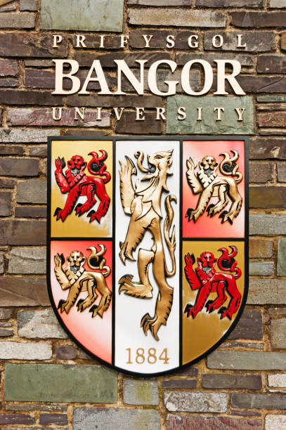 bangor university heraldic shield - 1884 fotografías e imágenes de stock