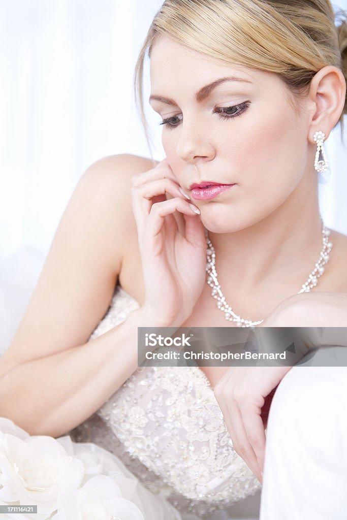 Sposa seduta sul divano - Foto stock royalty-free di 20-24 anni