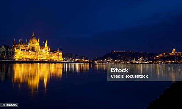 Photo libre de droit de Parlement Hongrois À Budapest De Nuit banque d'images et plus d'images libres de droit de Architecture - Architecture, Bleu, Budapest