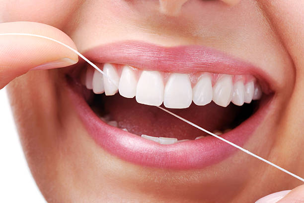 bel sorriso con filo interdentale - human teeth whitening dentist smiling foto e immagini stock