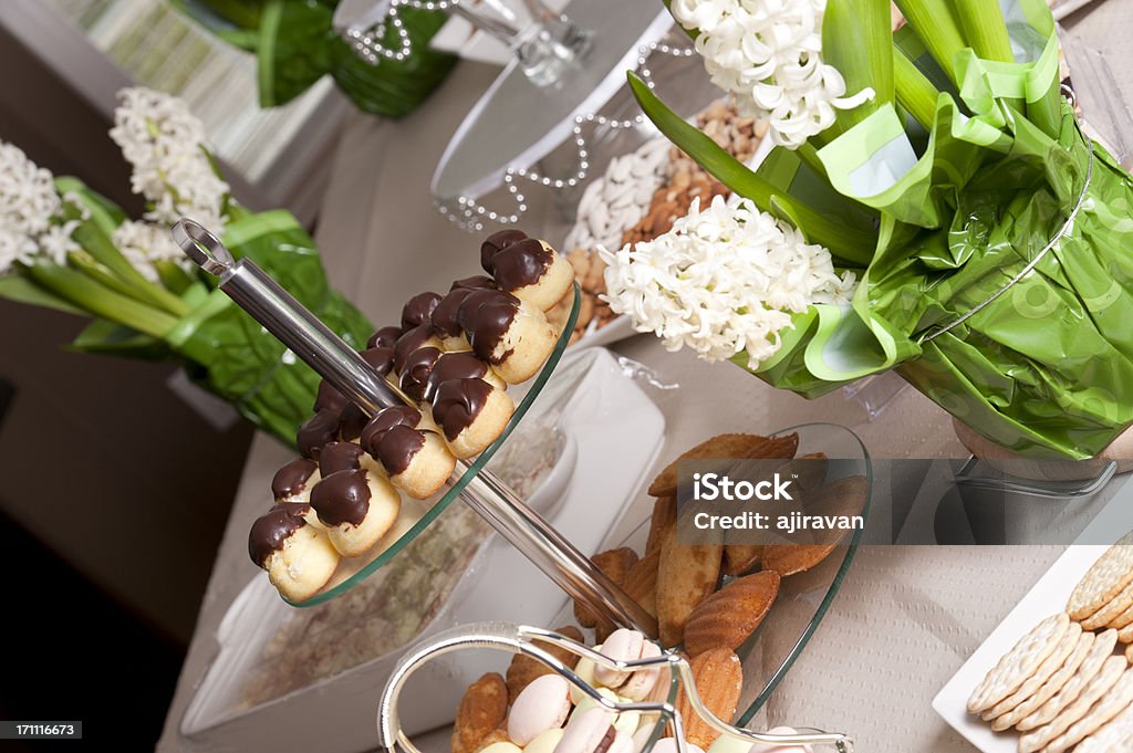 Fiori e Dessert disposizione - Foto stock royalty-free di Adulto