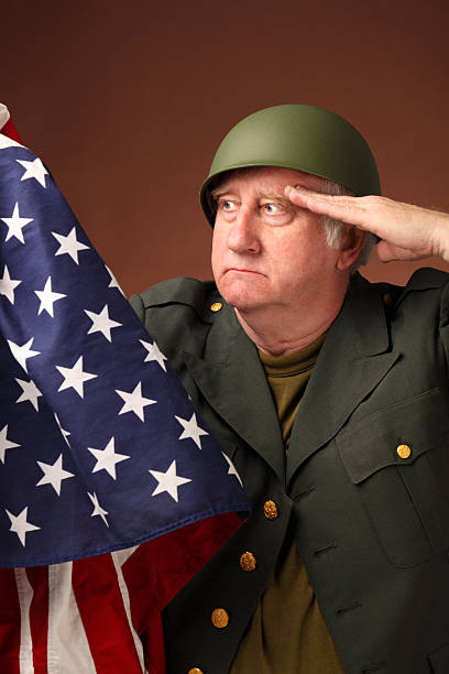 maduro soldier saludos usa bandera de los estados unidos - people army soldier gray hair white hair fotografías e imágenes de stock