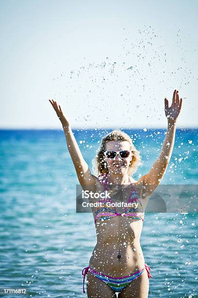 幸せな女性水海での水遊び - 1人のストックフォトや画像を多数ご用意 - 1人, しずく, しぶきを上げる