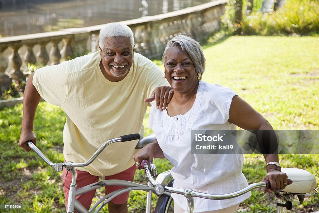 couple afro-américain Senior équitation vélos - Photo de Activité libre de droits