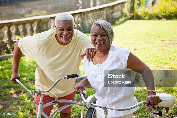 Photo libre de droit de Couple Afroaméricain Senior Équitation Vélos banque d'images et plus d'images libres de droit de Activité - Activité, Activité de loisirs, Adulte