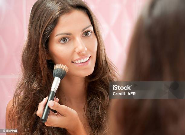 Natural Hermosa Mujer Aplicar Maquillaje Foto de stock y más banco de imágenes de Crema base - Crema base, Aplicar, Mujeres