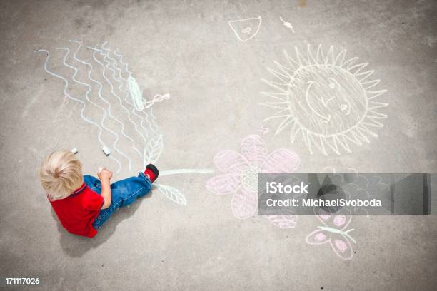 Ragazzino Disegno - Fotografie stock e altre immagini di Gessetto da lavagna - Gessetto da lavagna, Bambino, Pavimento