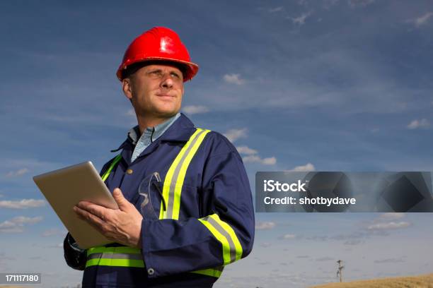 Foto de Construção E Computador e mais fotos de stock de Classe Trabalhadora - Classe Trabalhadora, Computador desktop, Comunicação