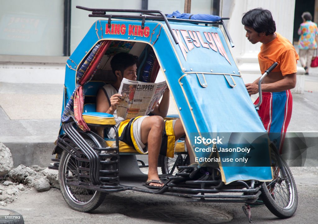 Taxista lê o jornal - Foto de stock de Asiático e indiano royalty-free