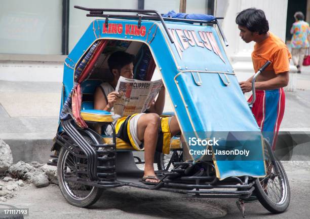 Foto de Taxista Lê O Jornal e mais fotos de stock de Asiático e indiano - Asiático e indiano, Binondo, Cidade