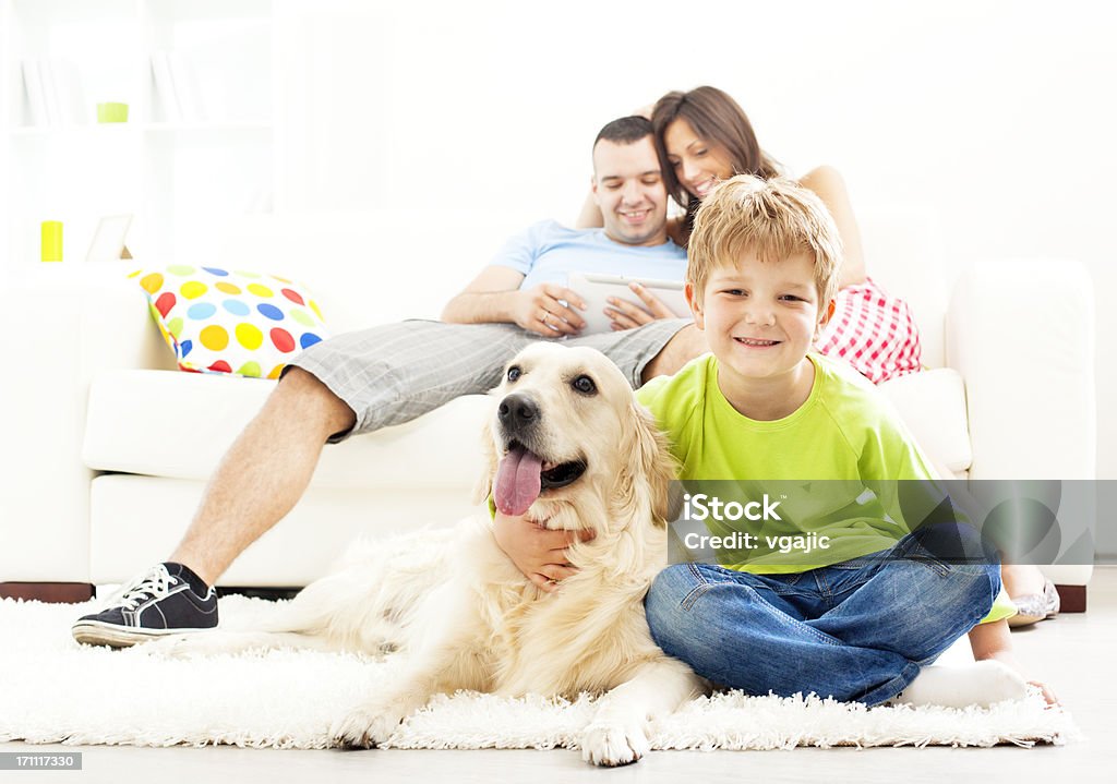 Familia disfrute de su hogar lejos del hogar. - Foto de stock de Moqueta libre de derechos