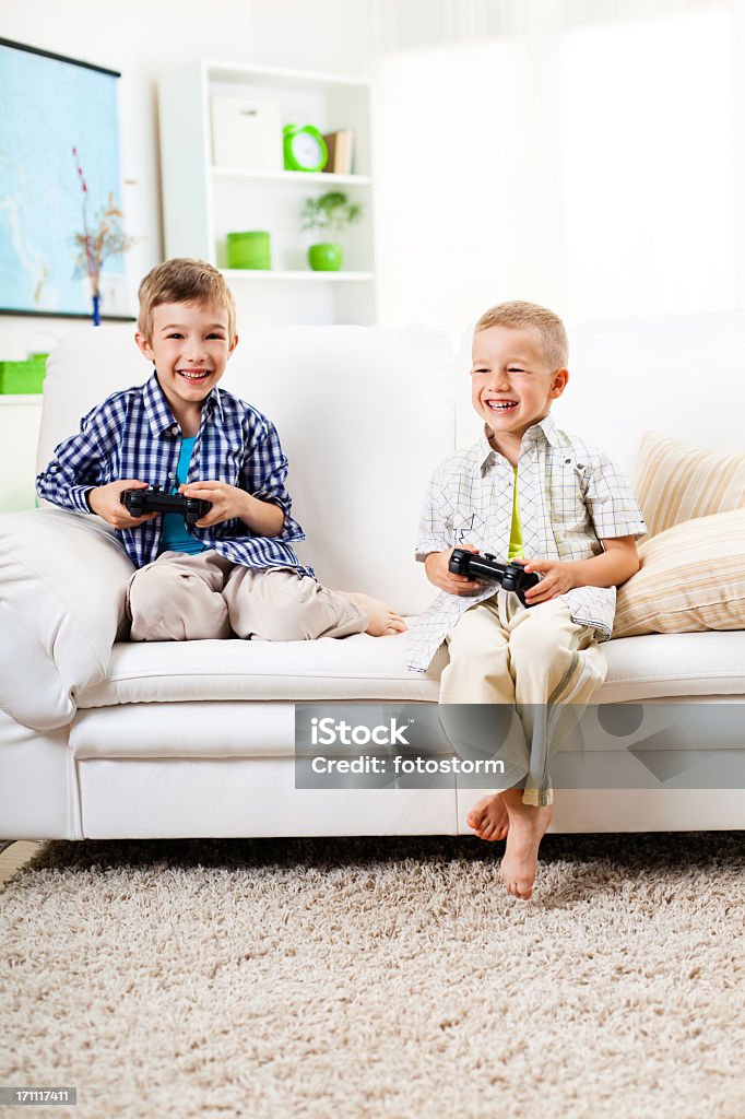 Dzieci grając w gry wideo - Zbiór zdjęć royalty-free (Biały)