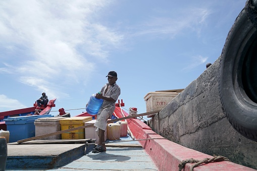 Porters loading all kinds of goods onto ships from Banda Aceh to the Pulo Aceh Islands, Aceh Province, Indonesia, Thursday (09/28/2023)