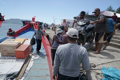 Porters loading all kinds of goods onto ships from Banda Aceh to the Pulo Aceh Islands, Aceh Province, Indonesia, Thursday (09/28/2023)